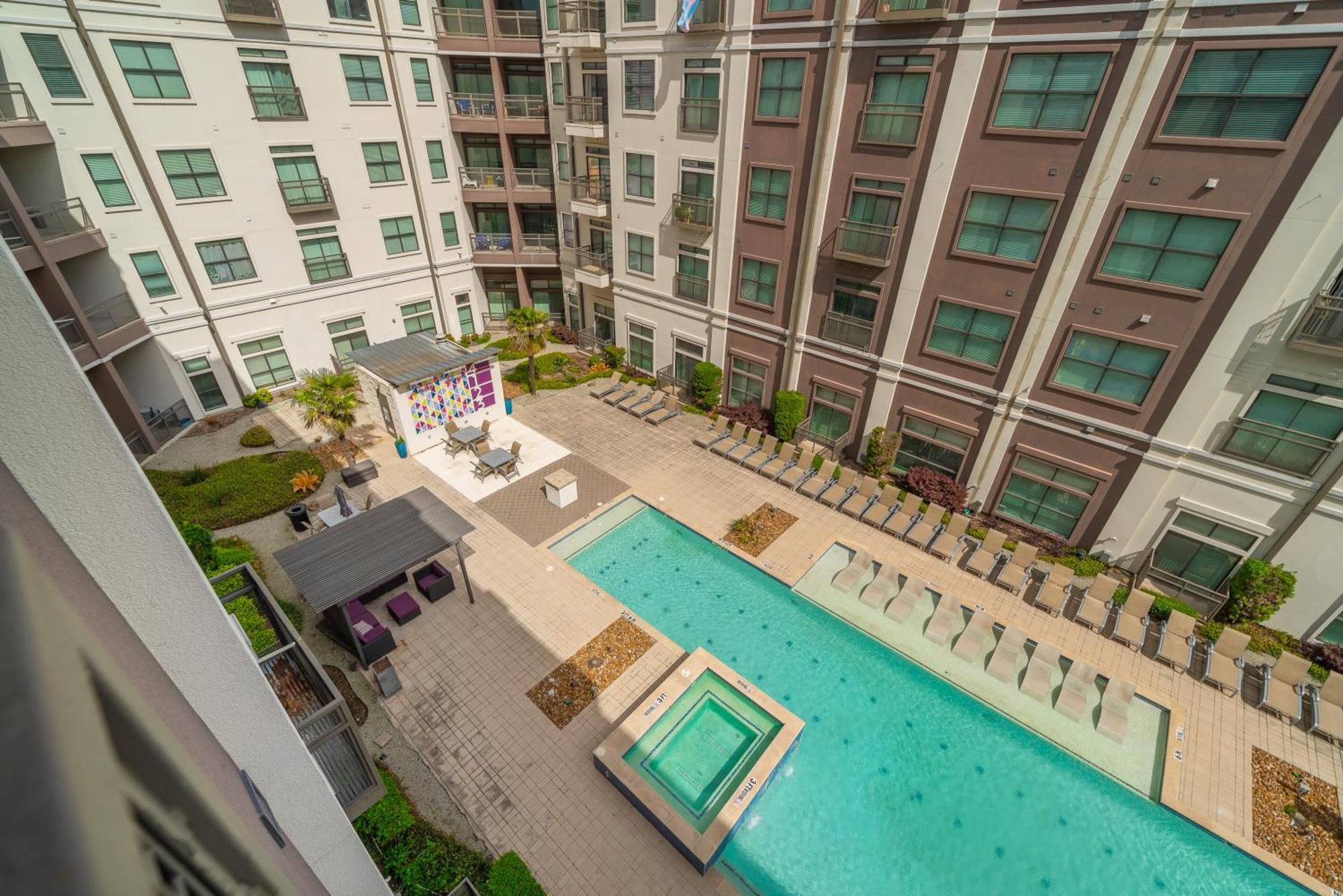 Cs 4516 Lovely In Uptown Hub Apartment